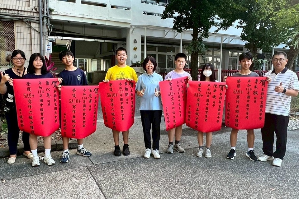 114年國中教育會考成績正式公布，臺東縣今年共有45位學生獲得5A以上，較去年增加16人，教育處長蔡美瑤(中)9日傍晚親赴新生國中頒發紅榜。
