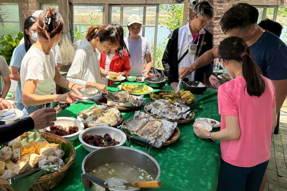 學生品嘗東石在地美食