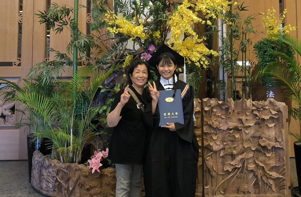 高于婷(右)和媽媽合影