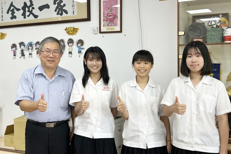 臺東女中升學成績亮眼，徐善甯(左2起)錄取臺灣大學歷史系、廖奕甯錄取臺灣大學政治學系國際關係組、李聿巧錄取臺北醫學大學牙醫學系，與校長王垠(左1)合影。