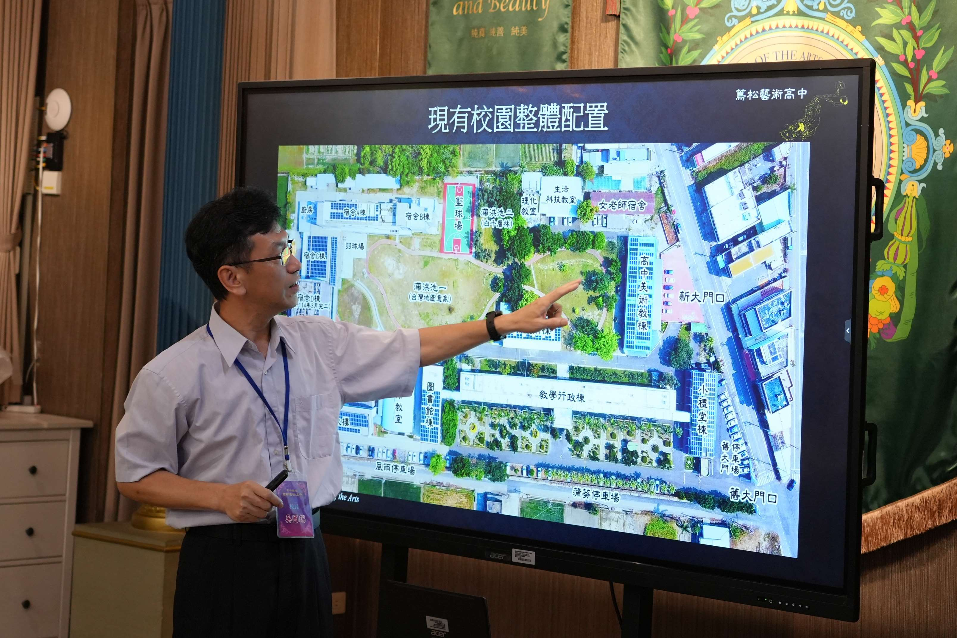 蔦松藝術高中校長吳國瑞說明演藝廳興建計畫（圖源：雲林縣政府）