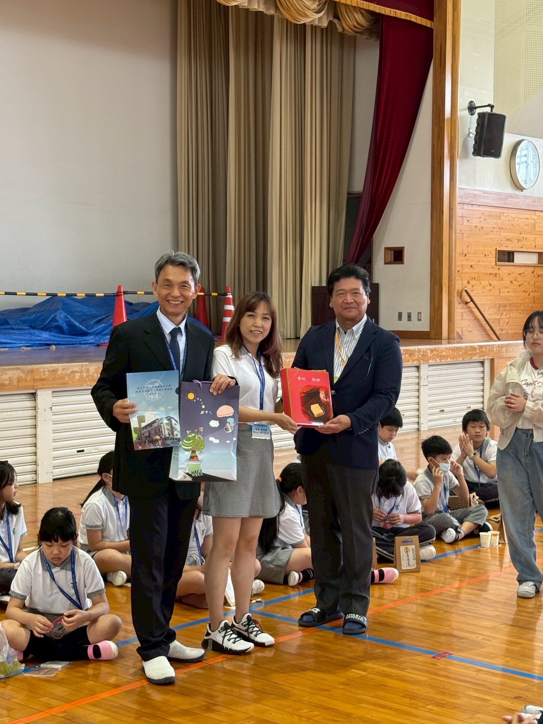 萬興國小準備文山區特色茶禮，包括鐵觀音、包種茶與茶糖，送給下郡小學校師生