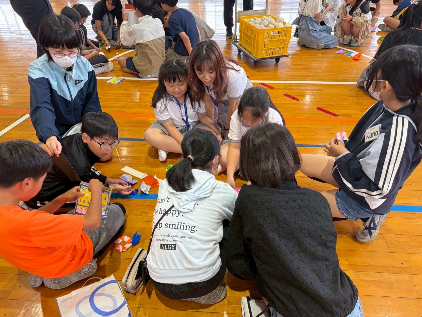 臺日學生一起動手玩摺紙遊戲