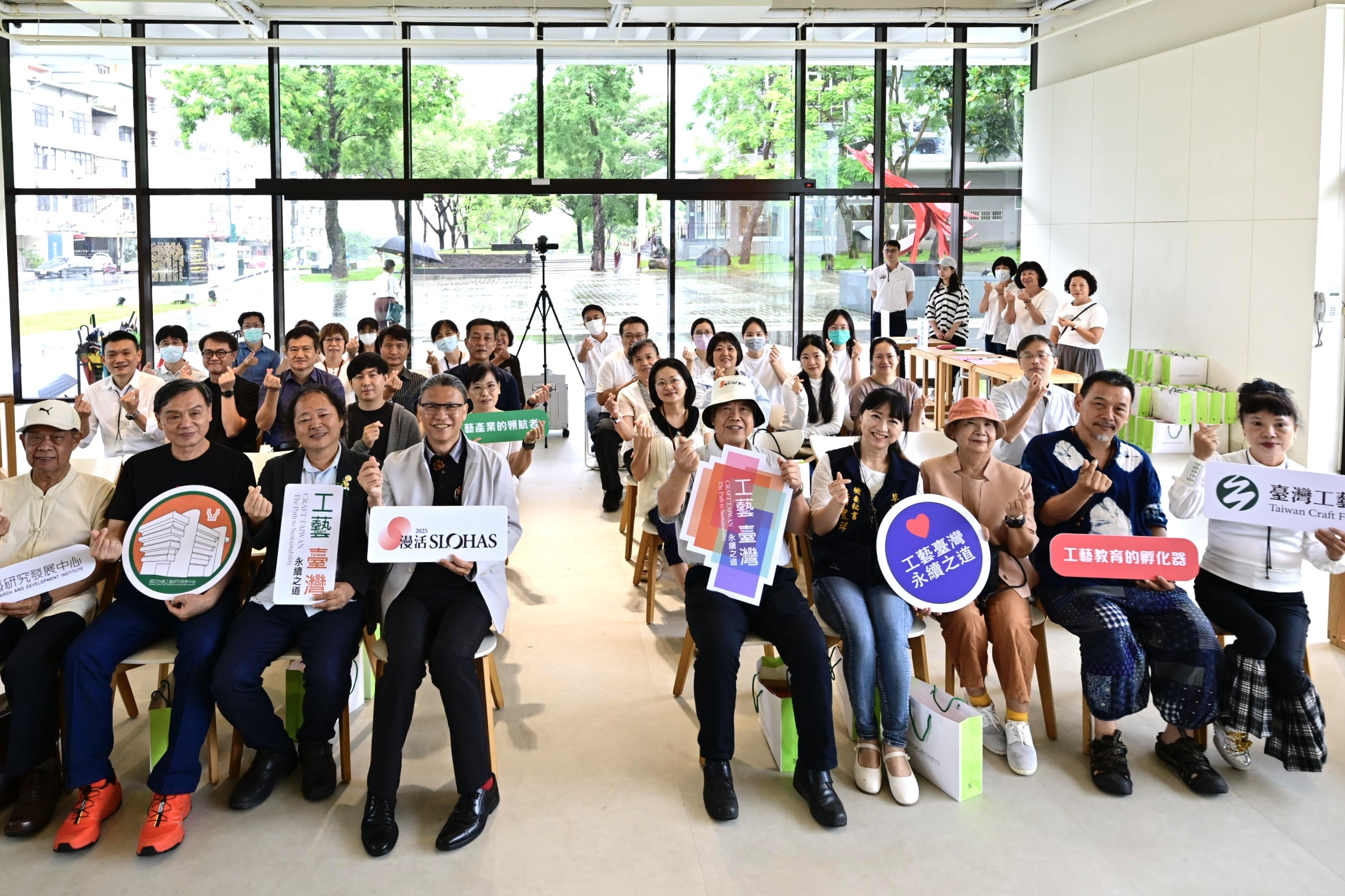 「工藝 臺灣—永續之道」展覽貴賓合影