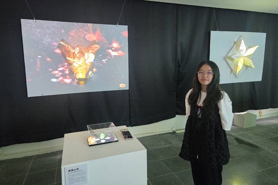 數媒系師生與永康青年文教協會合作，開設「數位影音特效」、「光雕與全息投影設計」等專業課程，打造《山語光影》沉浸式展演，共6件光雕投影作品，呈現原鄉故事。