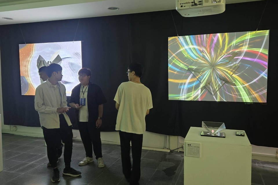數媒系師生與永康青年文教協會合作，開設「數位影音特效」、「光雕與全息投影設計」等專業課程，打造《山語光影》沉浸式展演，共6件光雕投影作品，呈現原鄉故事。