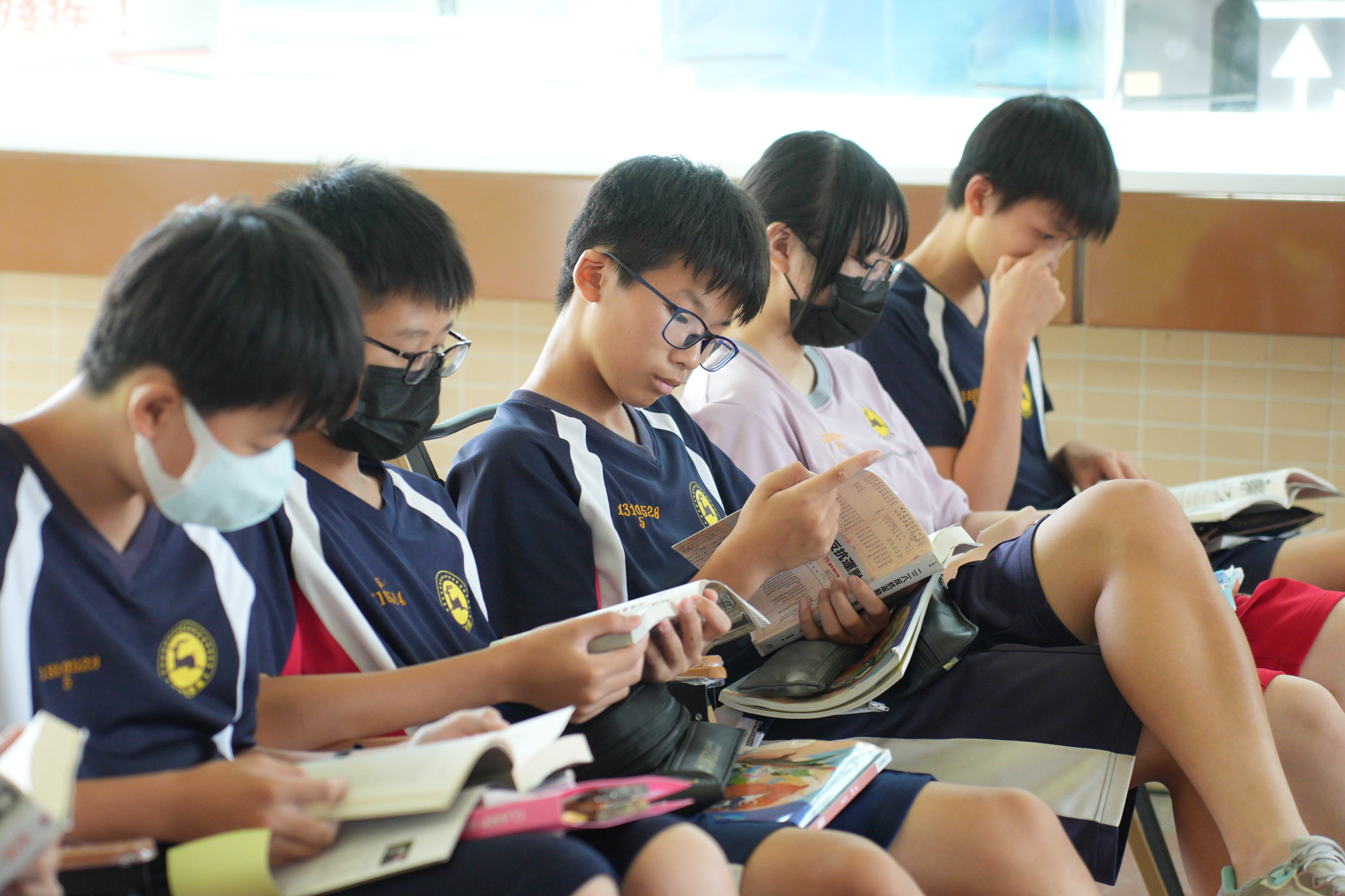 學生們專注地閱讀 (人權館提供)