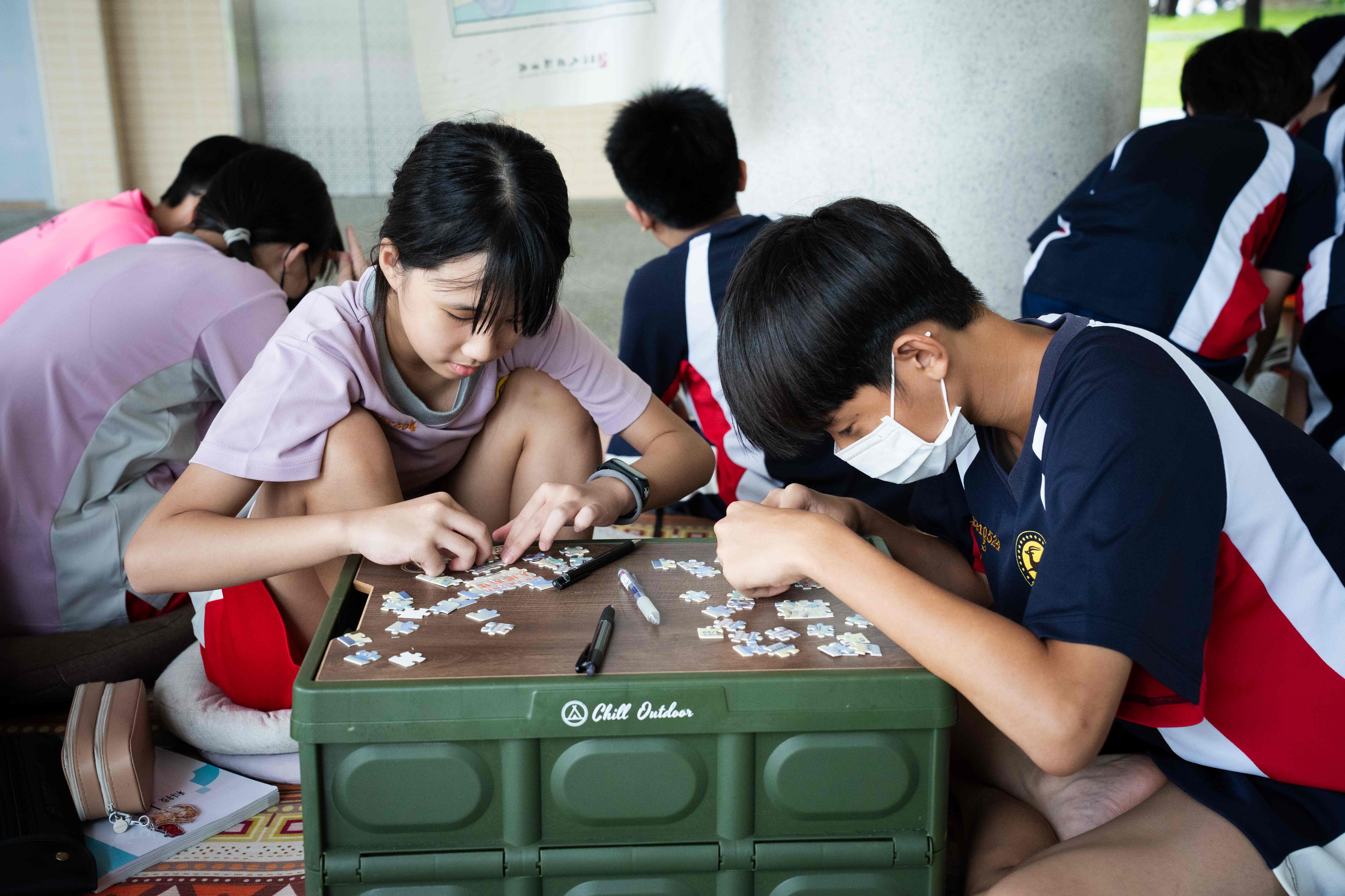 苓雅國中的同學們拿起色彩繽紛的人權拼圖，藉由拼搭表達對人權的想像與理解 (人權館提供)