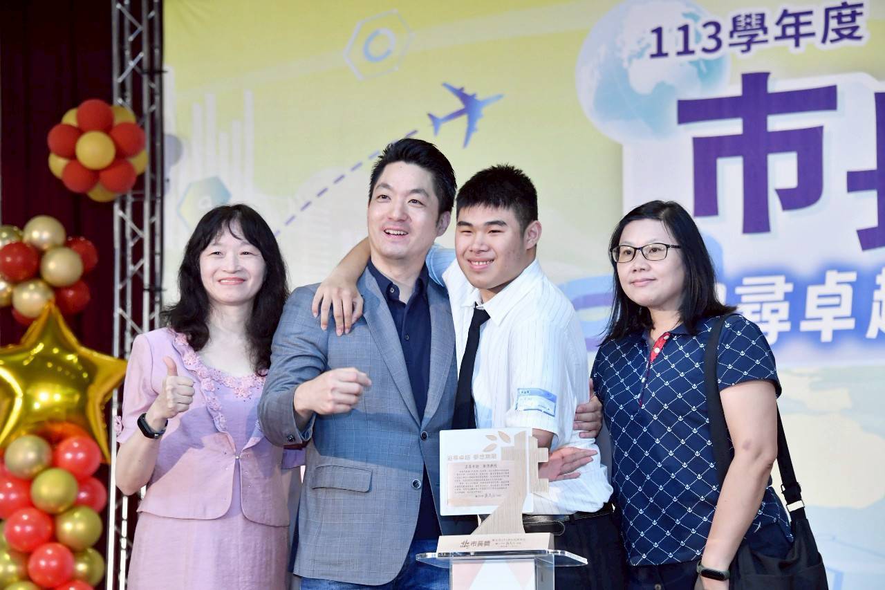 北市今天(15)舉辦臺北市立大學、特教學校、公私立高職與國小113學年度畢業市長獎頒獎典禮