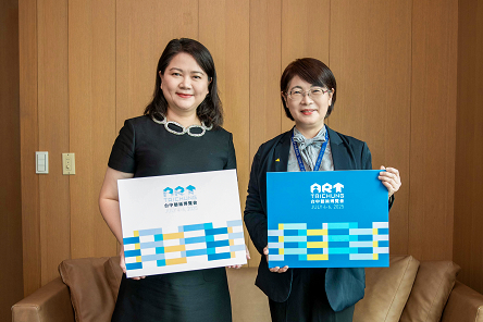 左起：畫廊協會陳菁螢理事長、臺中市政府陳佳君局長合影