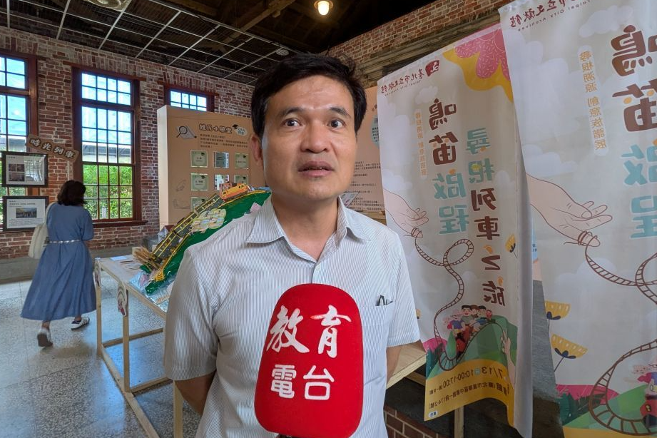 臺北市立文獻館館長鄧文宗說明，創意族譜展集結創意族譜設計比賽獲獎作品

