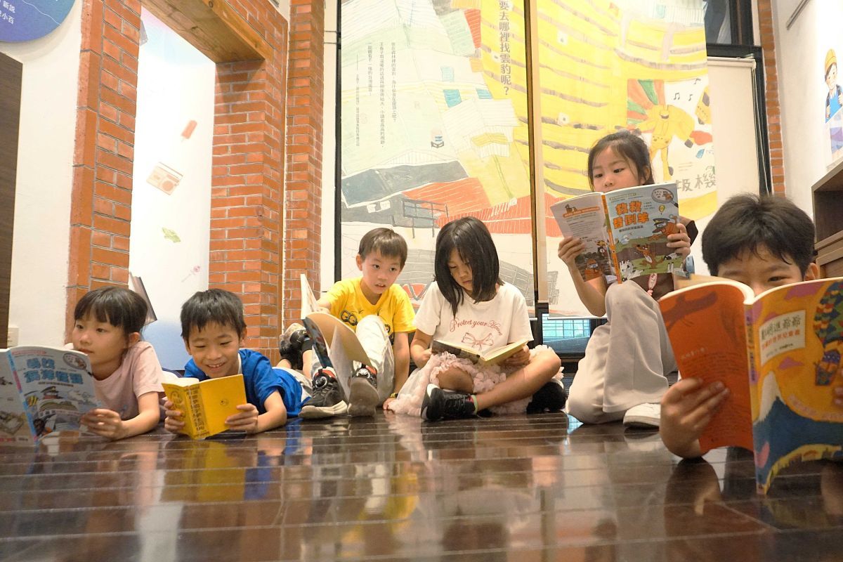 臺北市鄉土教育中心「跳進小時候，一起讀童書」特展，以推廣童書閱讀為核心