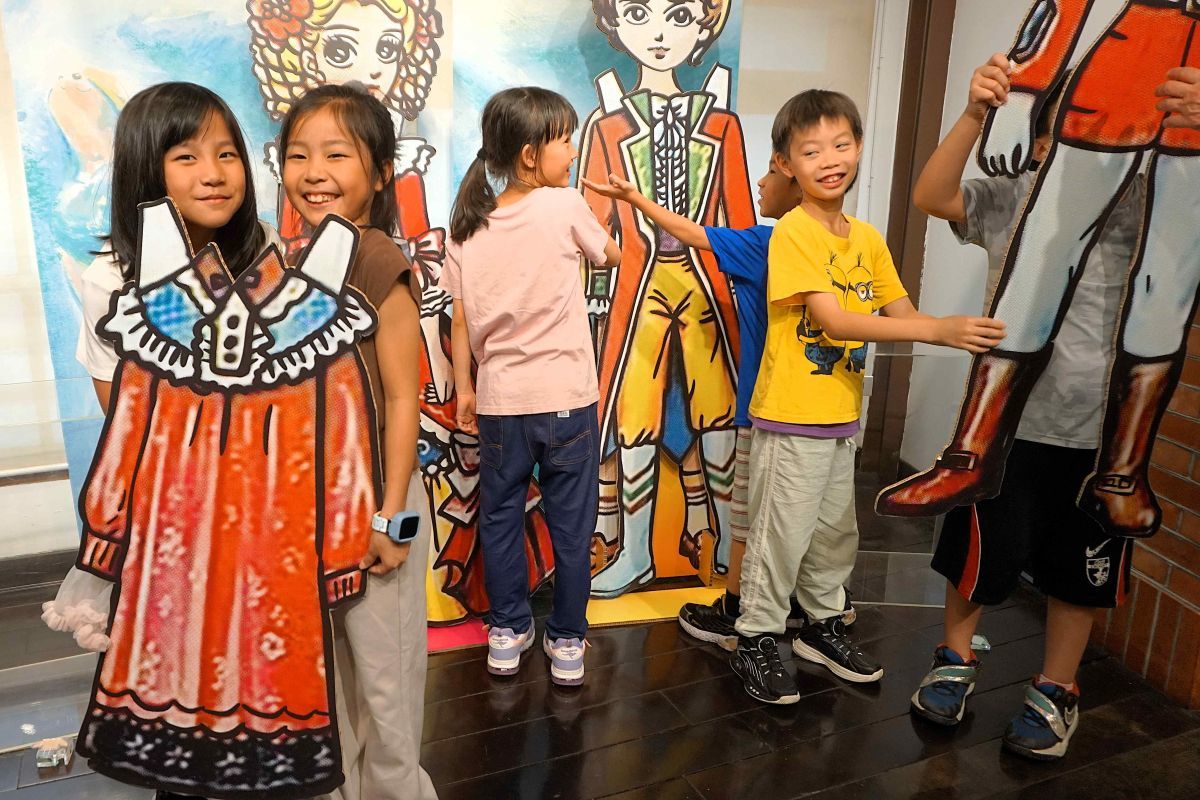 小朋友穿上大型紙娃娃，體驗爸媽小時候的童年時光