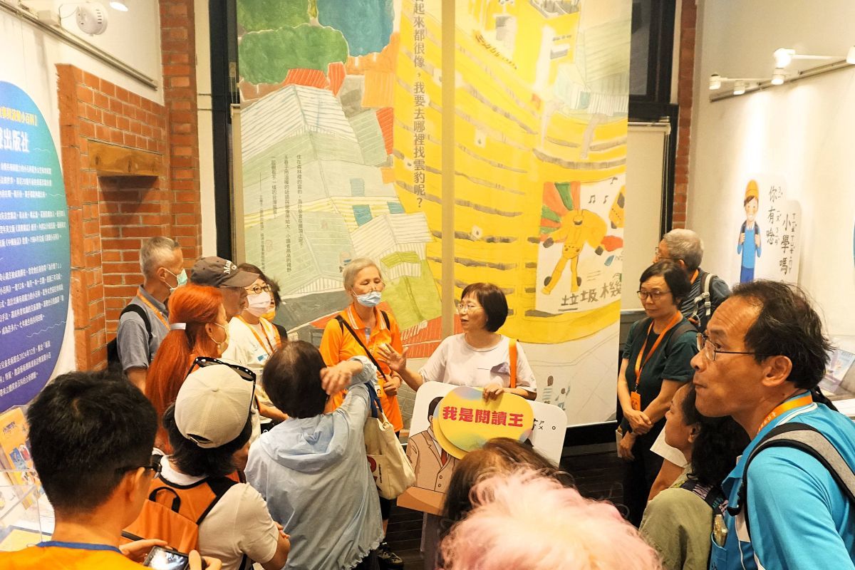 樂齡長輩參觀展覽，重溫小時候的閱讀時光