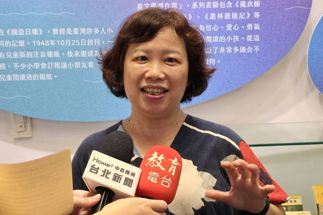 臺灣文創發展基金會葉益青副執行長說明，「跳進小時候，一起讀童書」特展集結了各出版社的童書