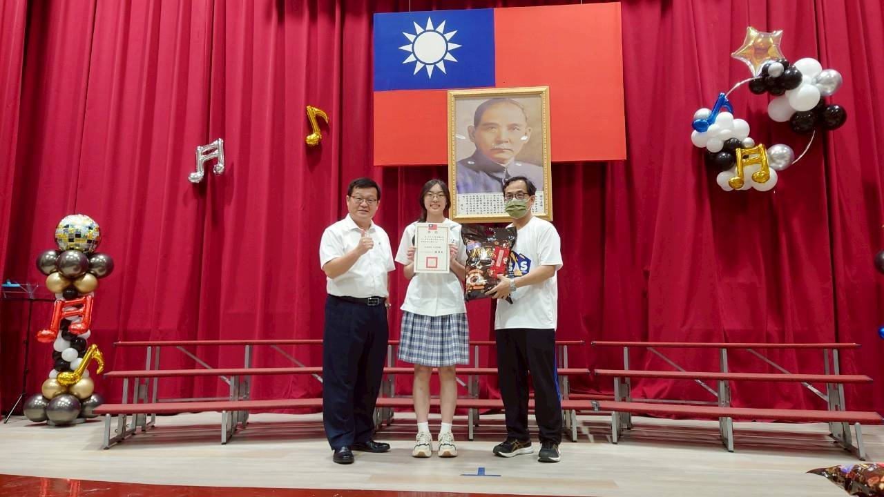 第二名802班獲頒獎金1,000元及獎品