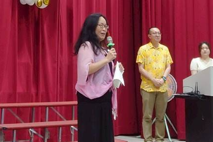 外聘評審吳芳蕙老師肯定學生們的表現，自信且勇敢地站上舞臺，展現對英語的熱情