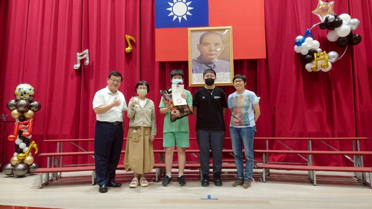 808班以優異的整體表現脫穎而出，勇奪第一名