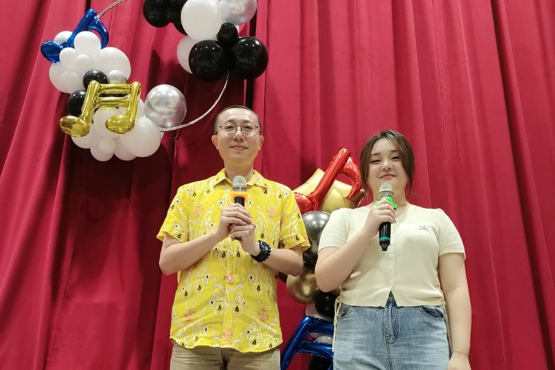 英語歌唱比賽由教務主任楊瑞濱與英語教師雙人搭檔全英語主持