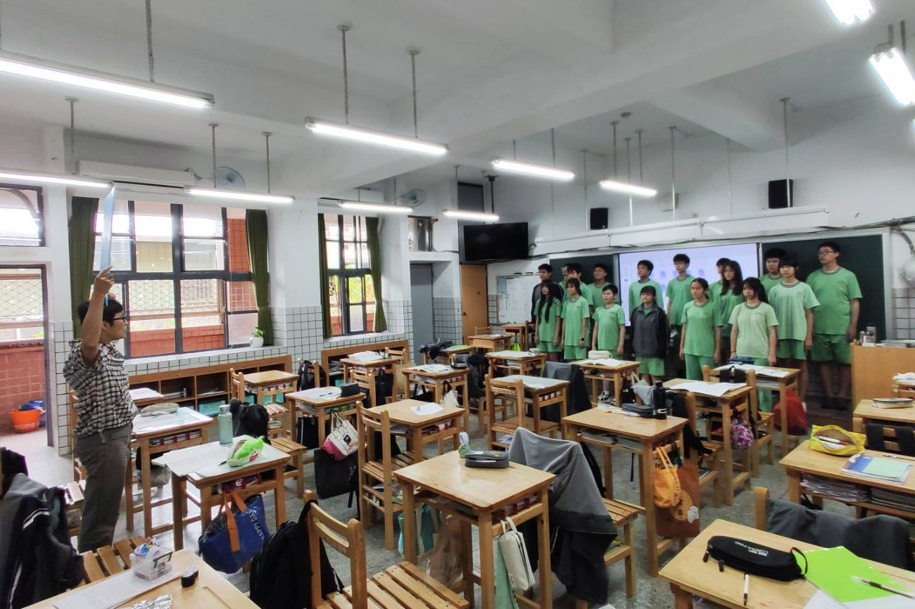 學生在導師的陪伴下，積極練唱