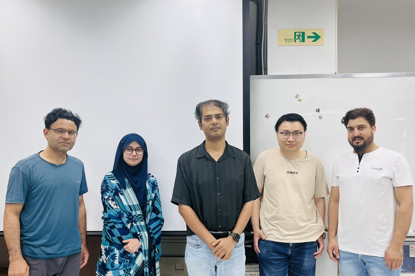 元智大學資工系阿諾保羅教授(中）與博士生合影