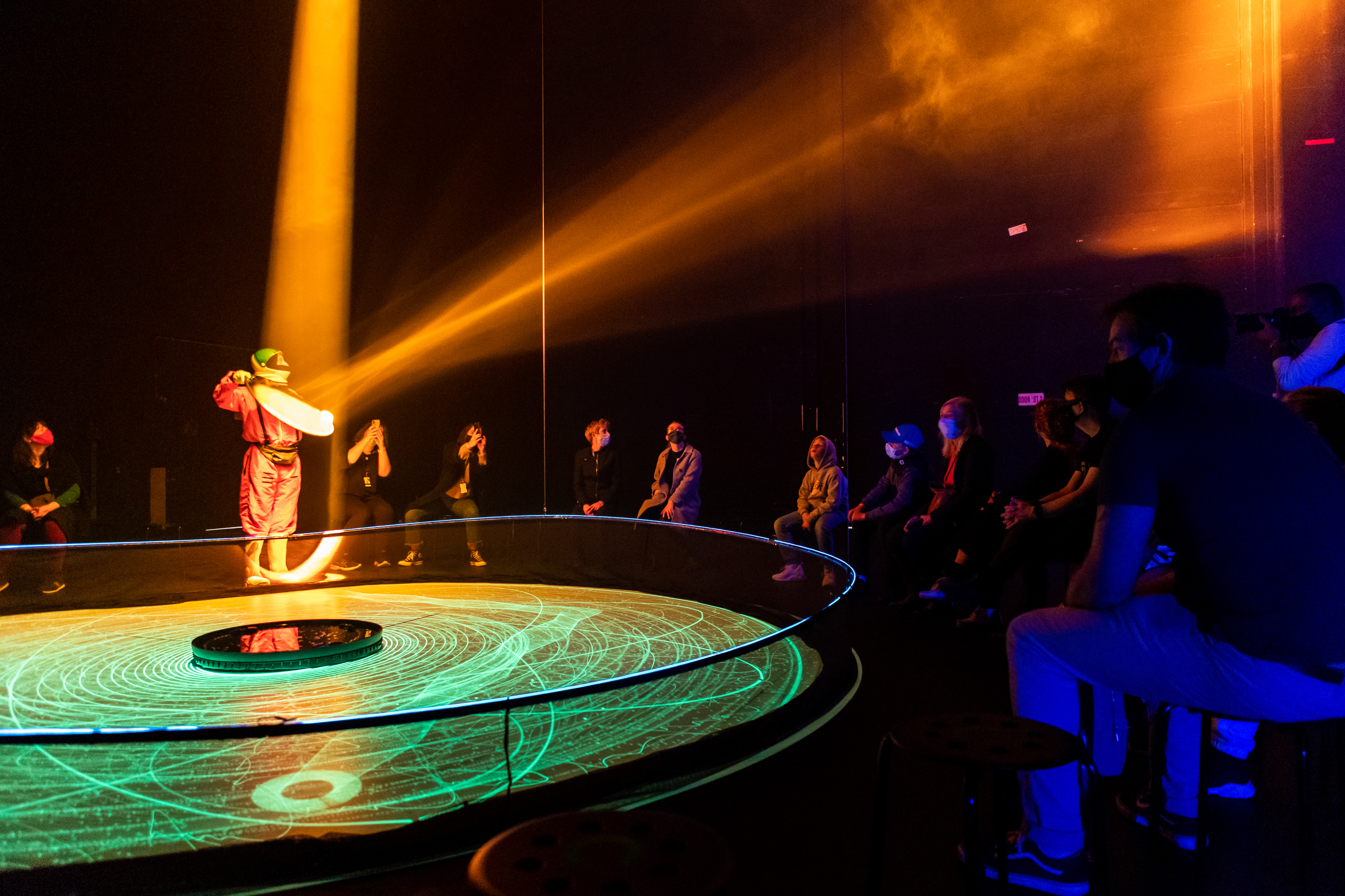 2025夏日放／FUN時光—澳洲派奇劇團《光之星球》演出結合創新的燈光設計、音樂編排、互動遊戲與沉浸體驗©Mark Gambino (臺中國家歌劇院提供)