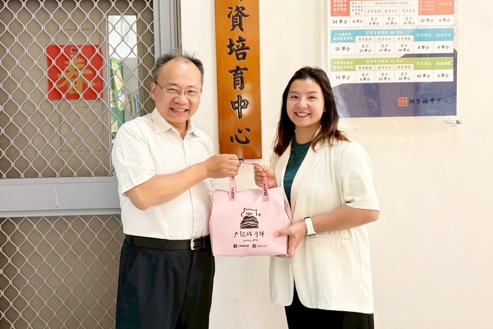 臺東大學師培中心主任王前龍(左)與利芳慈(右)合影。