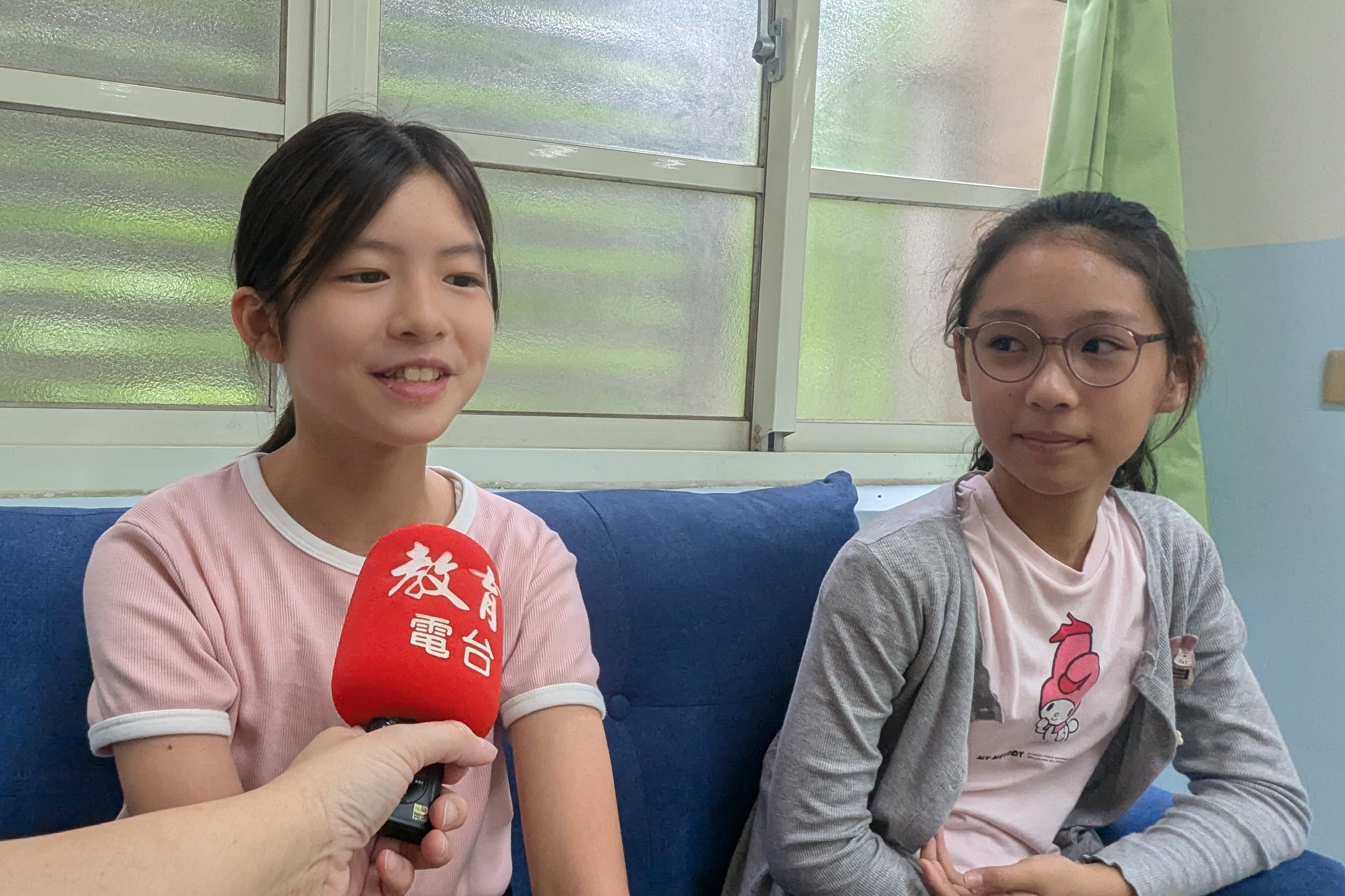 學生曹凝愛和蔣瑭在節目中分享校園趣聞和學校周邊美食