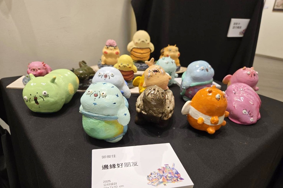 臺東女中第24屆美術班畢業美展，即日起於臺東縣文化處藝文中心1樓展出，以《奇遇》為主題，用藝術創作為彼此奇妙的相遇畫下句點。