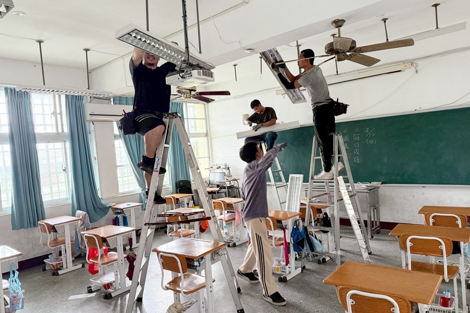 在臺積電慈善基金會支持下，臺東縣114年度「公益綠能－LED燈安裝計畫」順 利完成，協助縣內60所學校、732間教室全面汰換7782具老舊燈具，計畫也結合在地技職學校師生共同參與燈具汰換與實作，提供學生實踐機會。