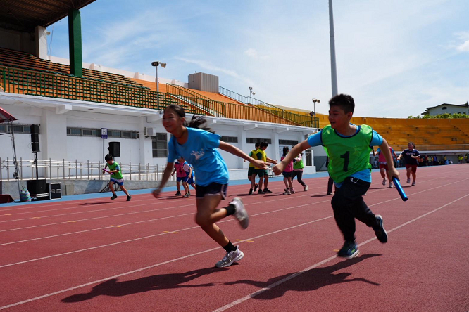 計時接力賽融合夥伴與運動員的步伐與速度需要一致