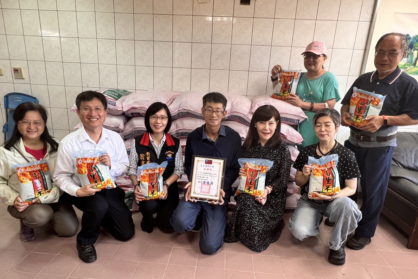 小小愛心會捐贈白米給花蓮教育處