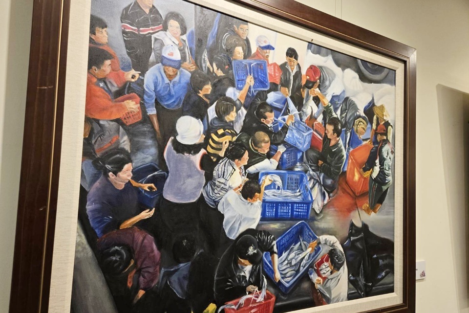 國立臺東女中學生王家渝作品《晨光漁影》描繪家鄉搶魚文化，也刻畫兒時與父母的甜蜜回憶。