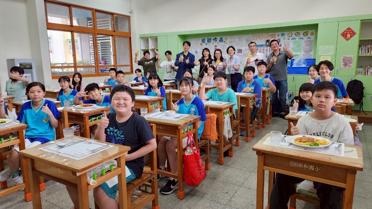 新和國小師生齊舉杯祝福