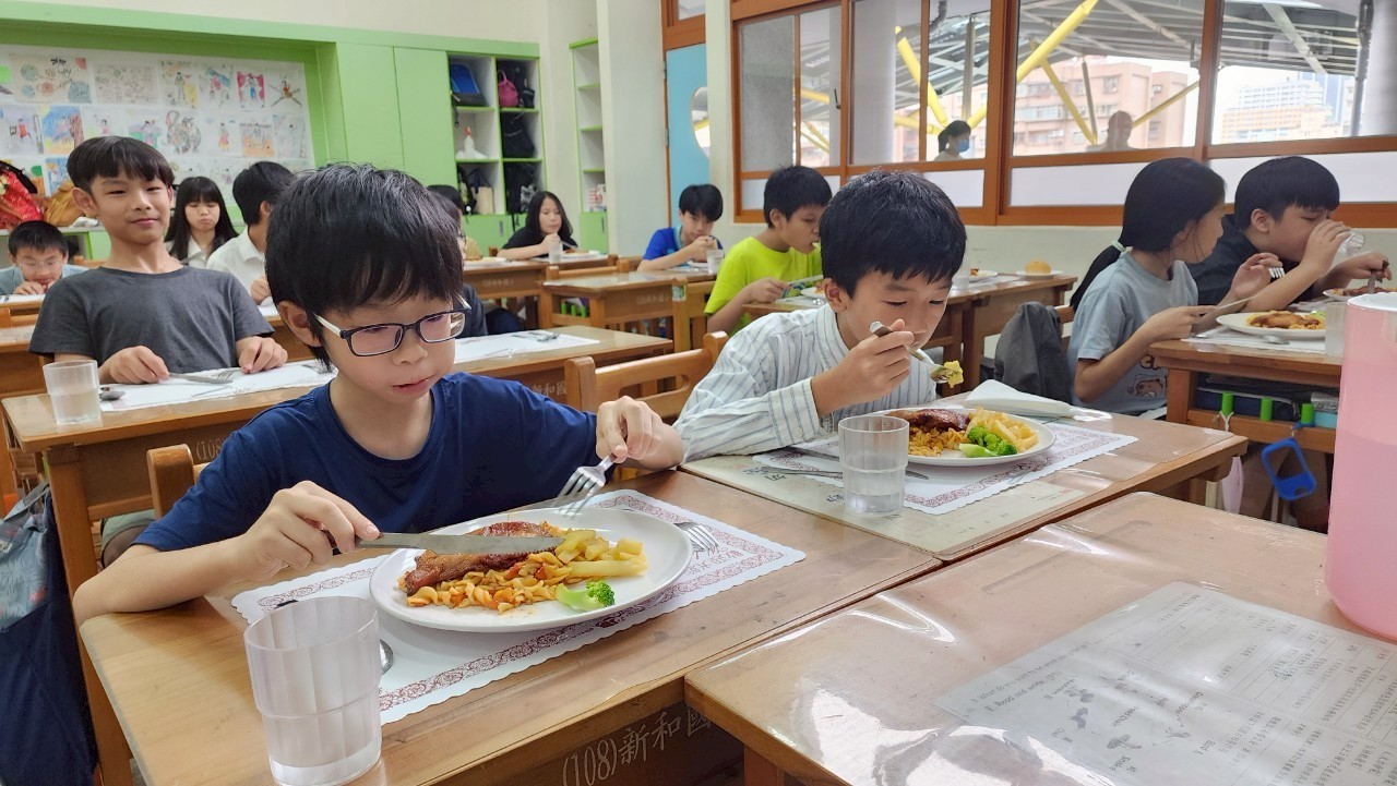 學生體驗西餐禮儀