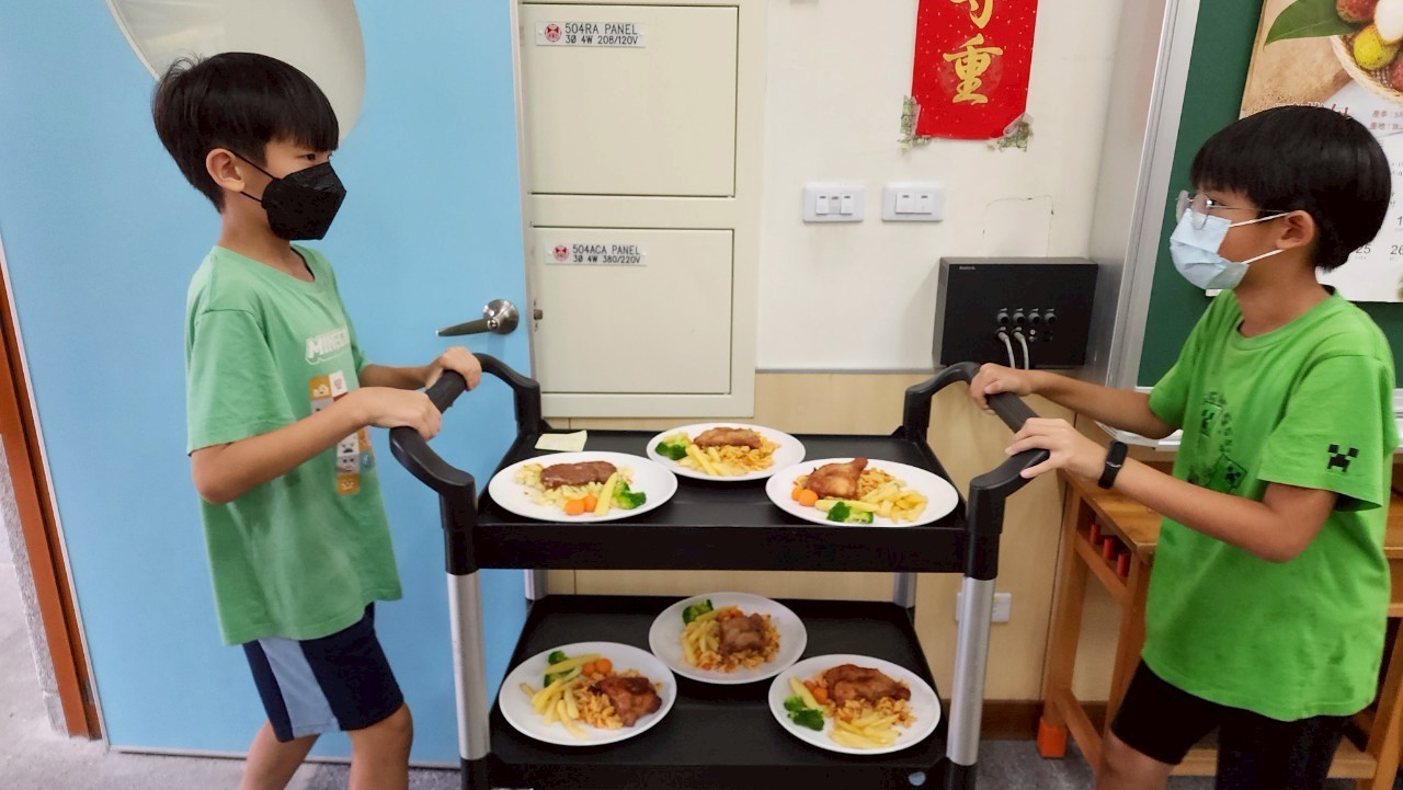 五年級學生在西餐禮儀活動中服務學習