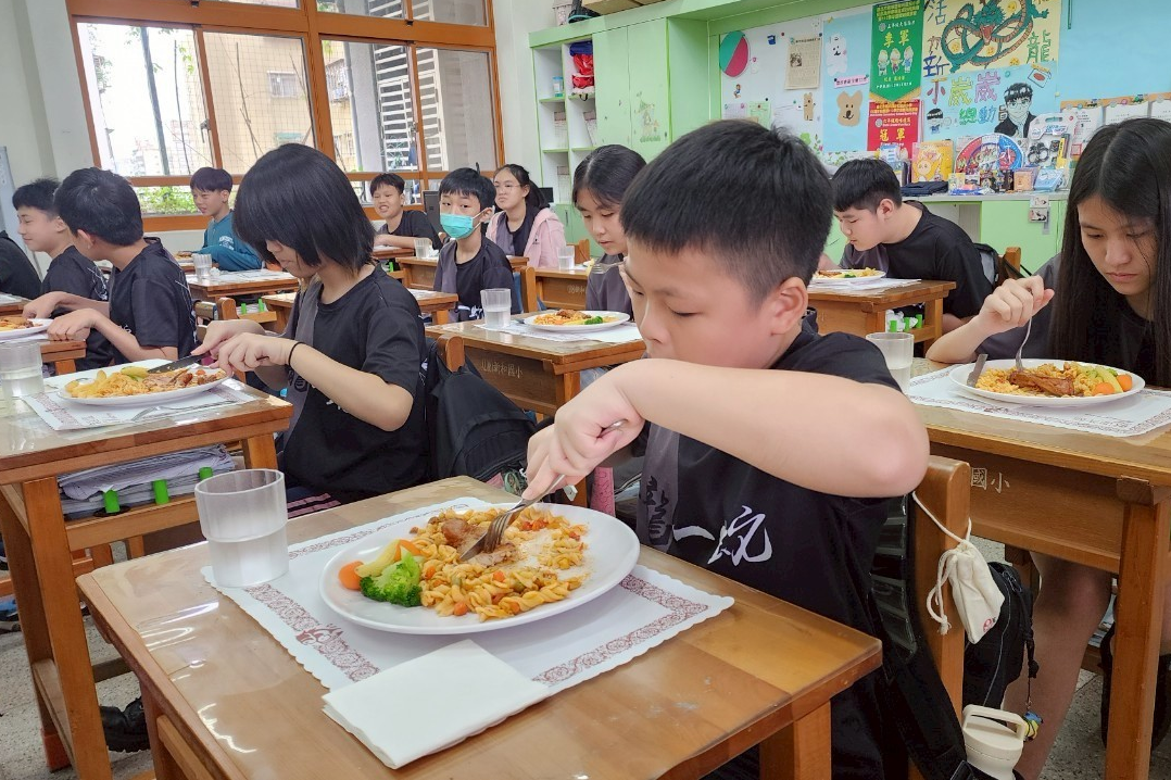 北市新和國小「西餐禮儀暨畢業餐會」活動，讓畢業生享用美味佳餚，學習西式用餐禮儀