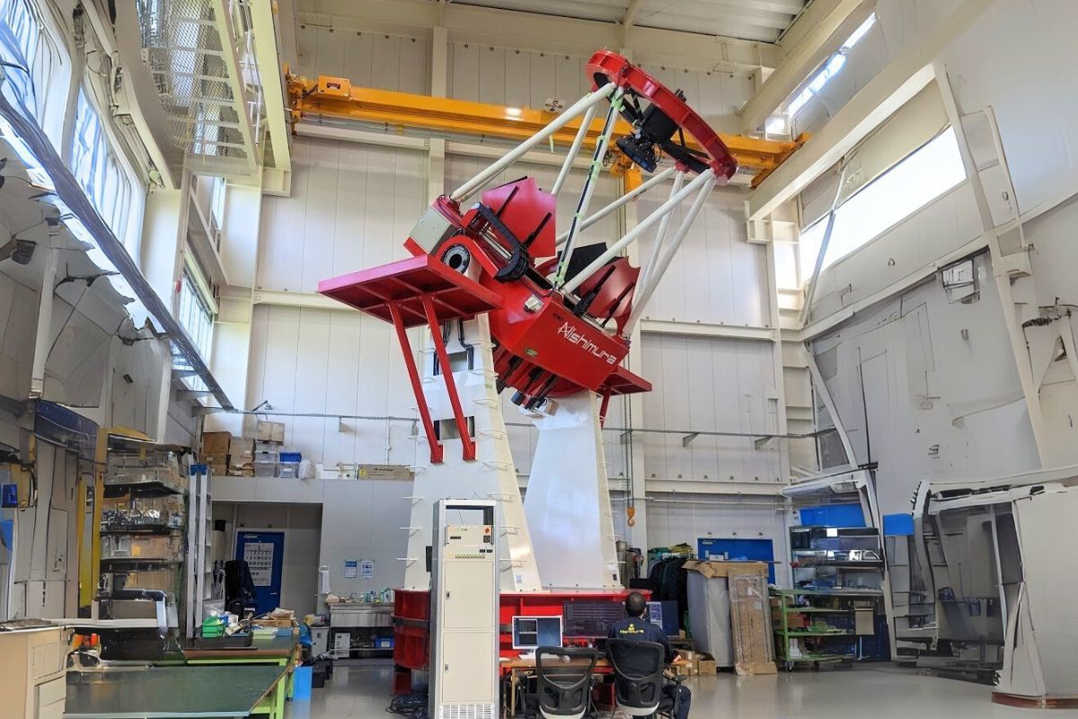 目前在日本更新升級的中央大學兩米口徑光學望遠鏡，未來將加入國際觀測行列。(照片中央大學天文所提供)
