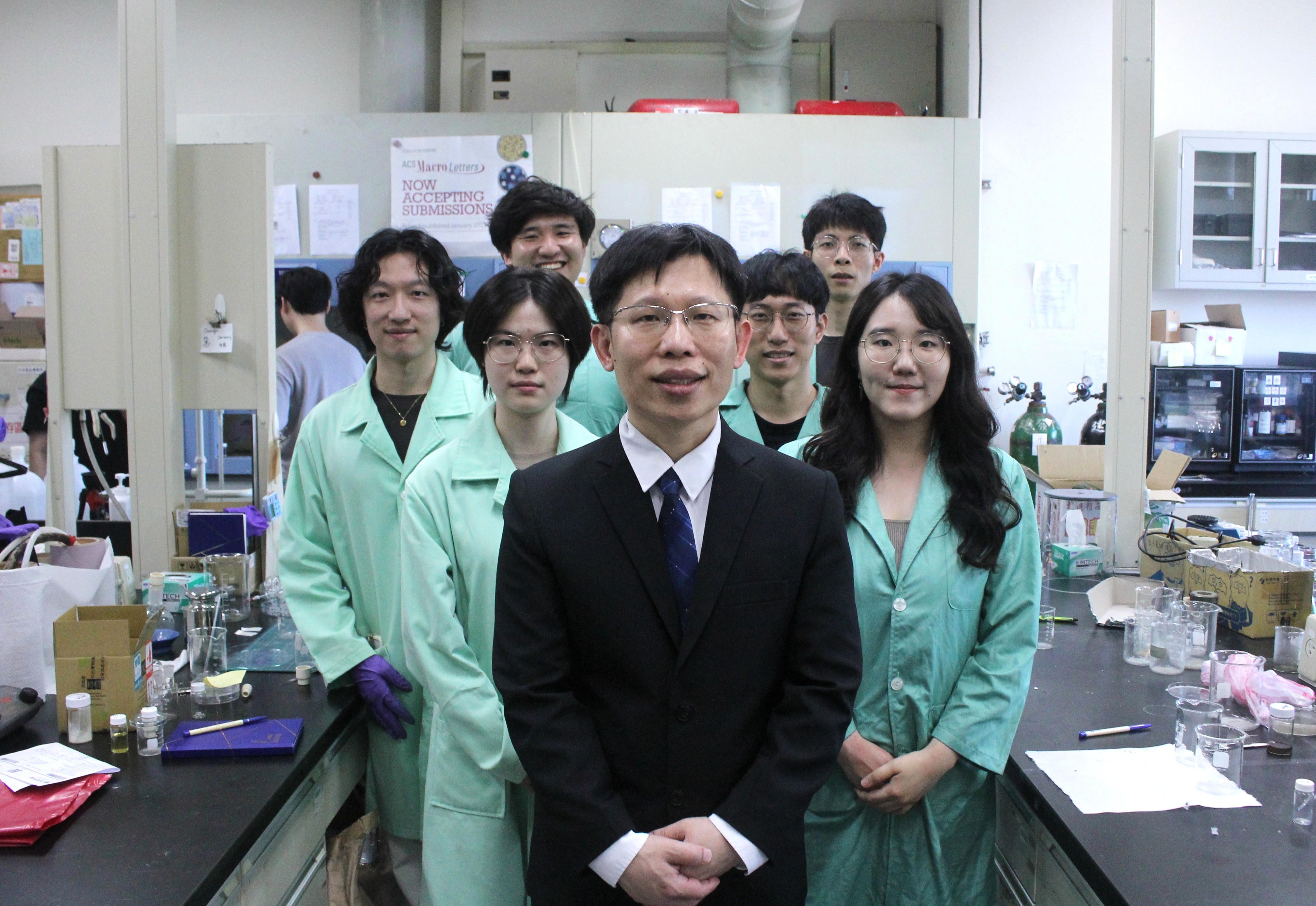 陳俊太教授(中)研究團隊。(陽明交大提供)