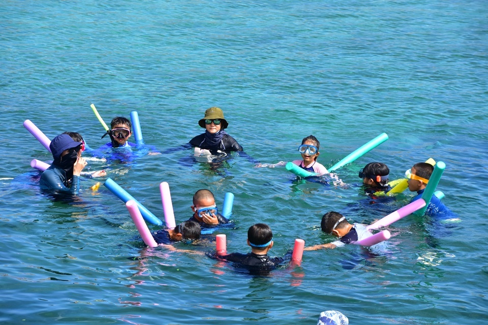 國立臺東大學體育學系師生一行20人，自6月22日起至27日在系主任溫卓謀帶隊下，前往綠島公館國小，展開為期6天5夜的水域安全教育與深水自救教學。