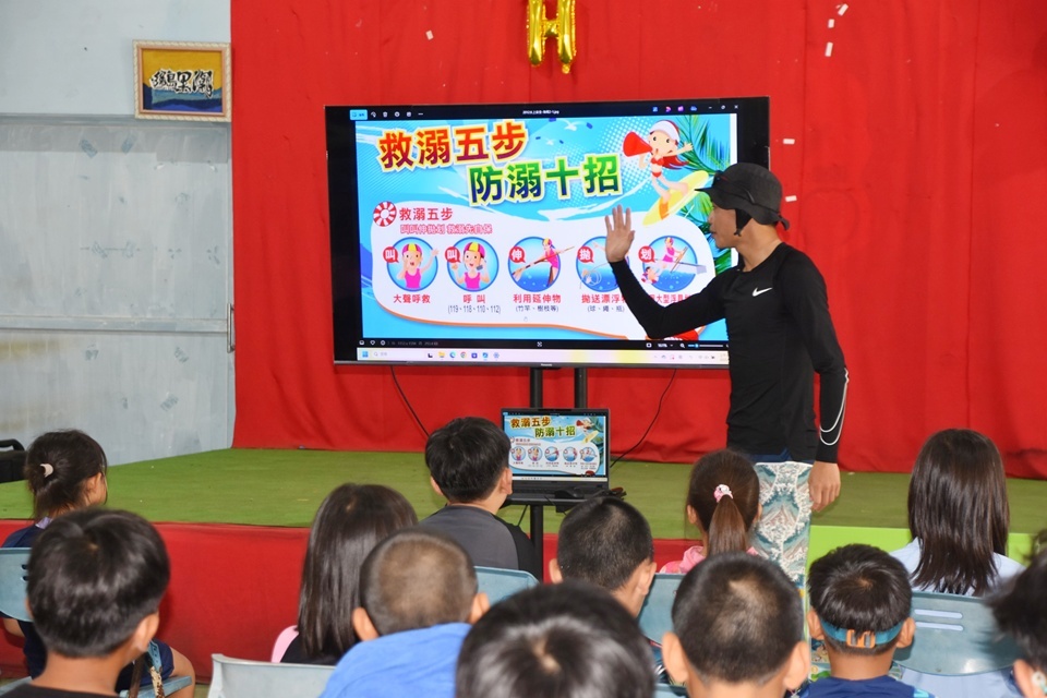 國立臺東大學體育學系師生一行20人，自6月22日起至27日在系主任溫卓謀帶隊下，前往綠島公館國小，展開為期6天5夜的水域安全教育與深水自救教學。