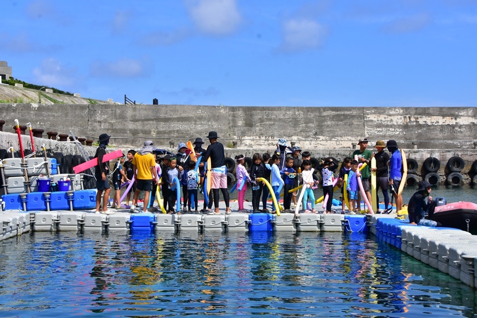 國立臺東大學體育學系師生一行20人，自6月22日起至27日在系主任溫卓謀帶隊下，前往綠島公館國小，展開為期6天5夜的水域安全教育與深水自救教學。