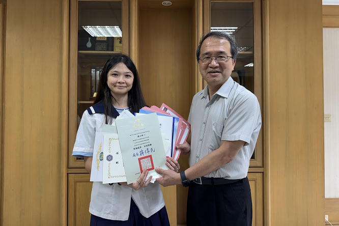 臺中家商廖之婷與劉福鎔校長合影