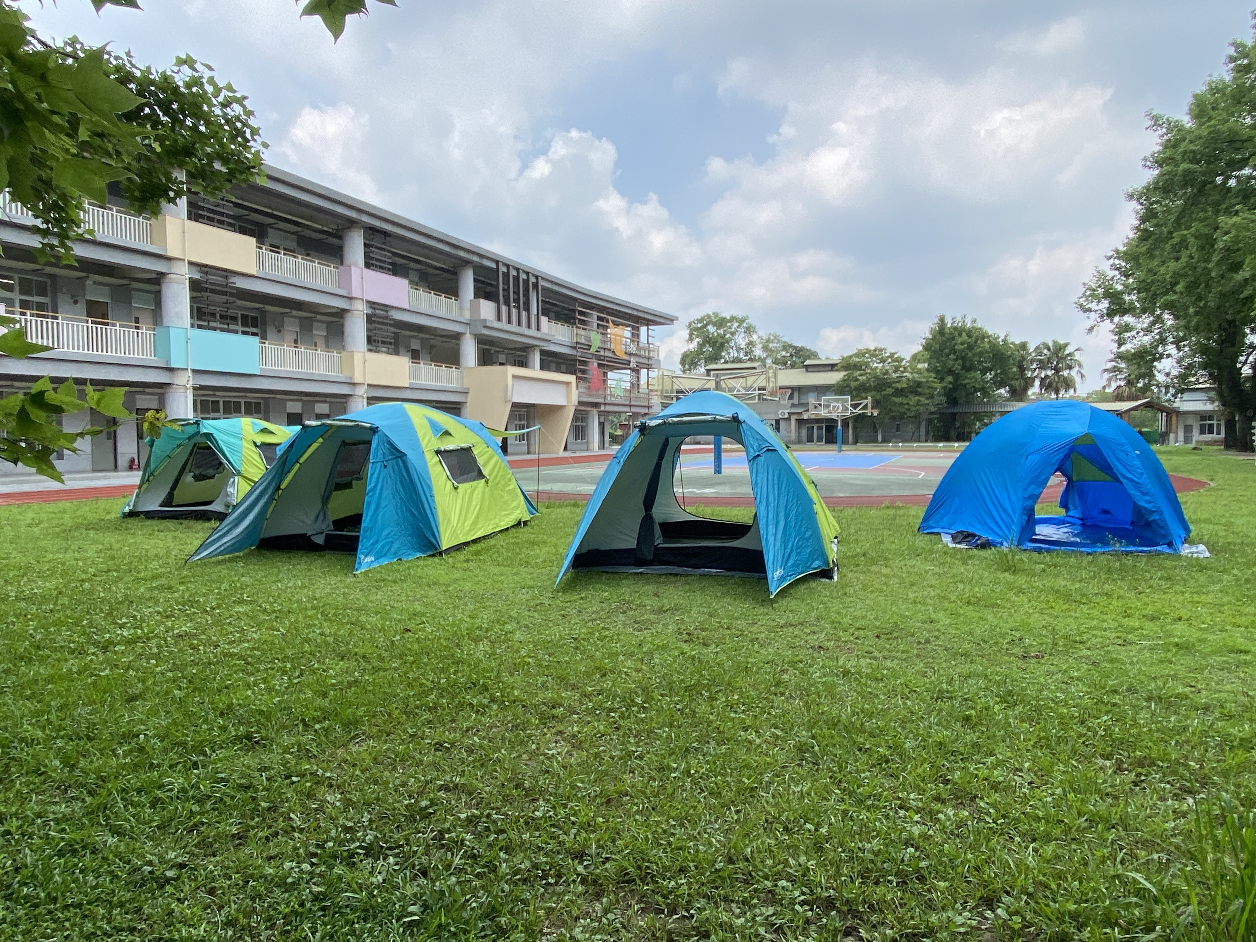 內柵國小畢業生在校內露營