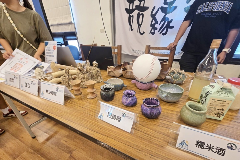 臺東大學競科系開設原住民傳統技藝課程，除了學習釀製糯米酒，也製作阿美陶、彈弓、陀螺、陶珠串珠、構樹皮燈籠等各項傳統工藝。