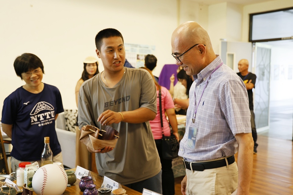 臺東大學校長鄭憲宗認真聆聽競科系學生分享原住民傳統技藝課程成果。