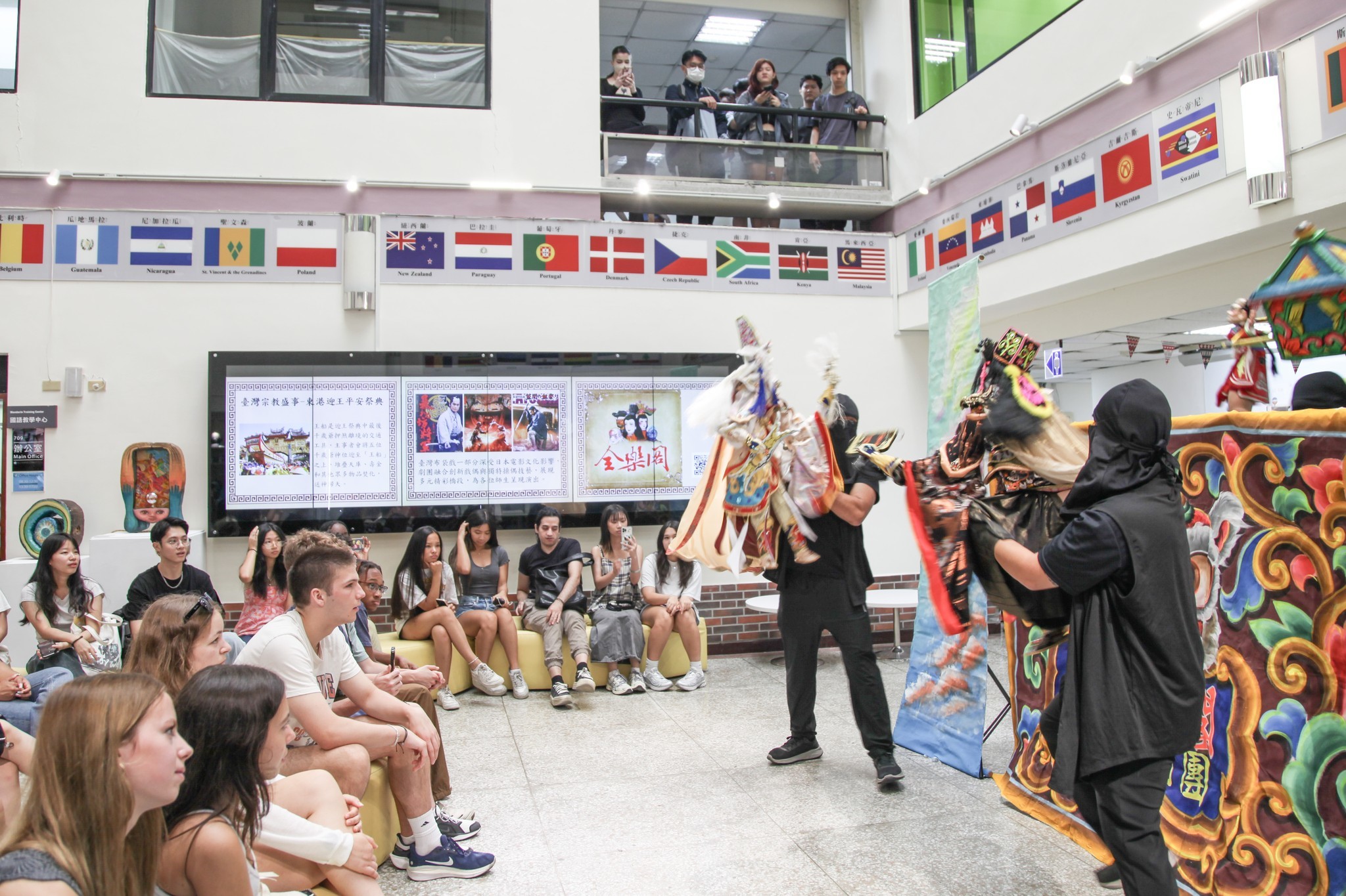 國立臺灣師範大學國語教學中心邀請全樂閣木偶劇團，未來自不同國家的學員前，演出臺灣傳統技藝布袋戲。(臺師大提供)