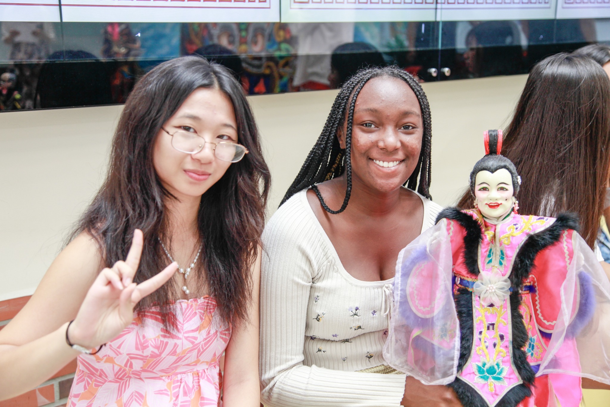 國立臺灣師範大學國語教學中心邀請全樂閣木偶劇團，未來自不同國家的學員前，演出臺灣傳統技藝布袋戲，也讓國際學生接觸台灣傳統文化。(臺師大提供)