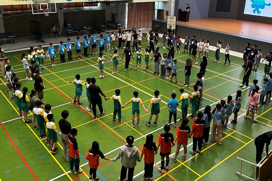 學童一起參與活動