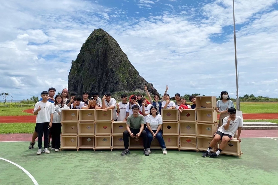 臺東縣公東高工「木後花絮」社團，秉持木作教育精神，除前往國中小校園協助修繕課桌椅，也和臺灣義築協會合作，投入偏鄉人道建築服務，用行動回饋社會。